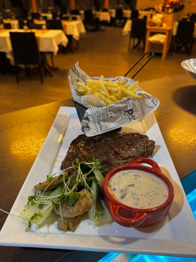Entrecôte grillée avec frites, salade et sauce