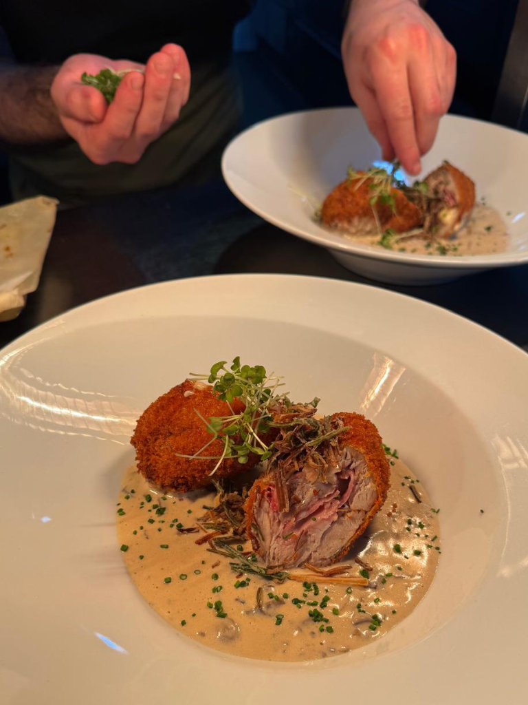 Assiette de cordon bleu crème champignons