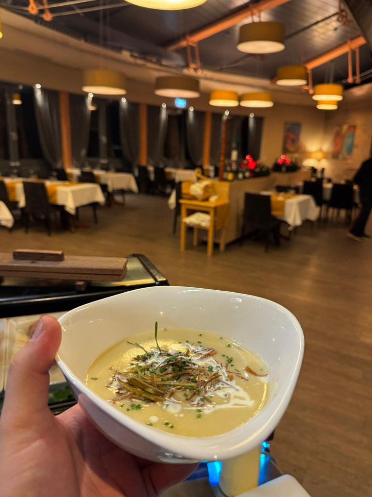 Un bol de crème de poireaux